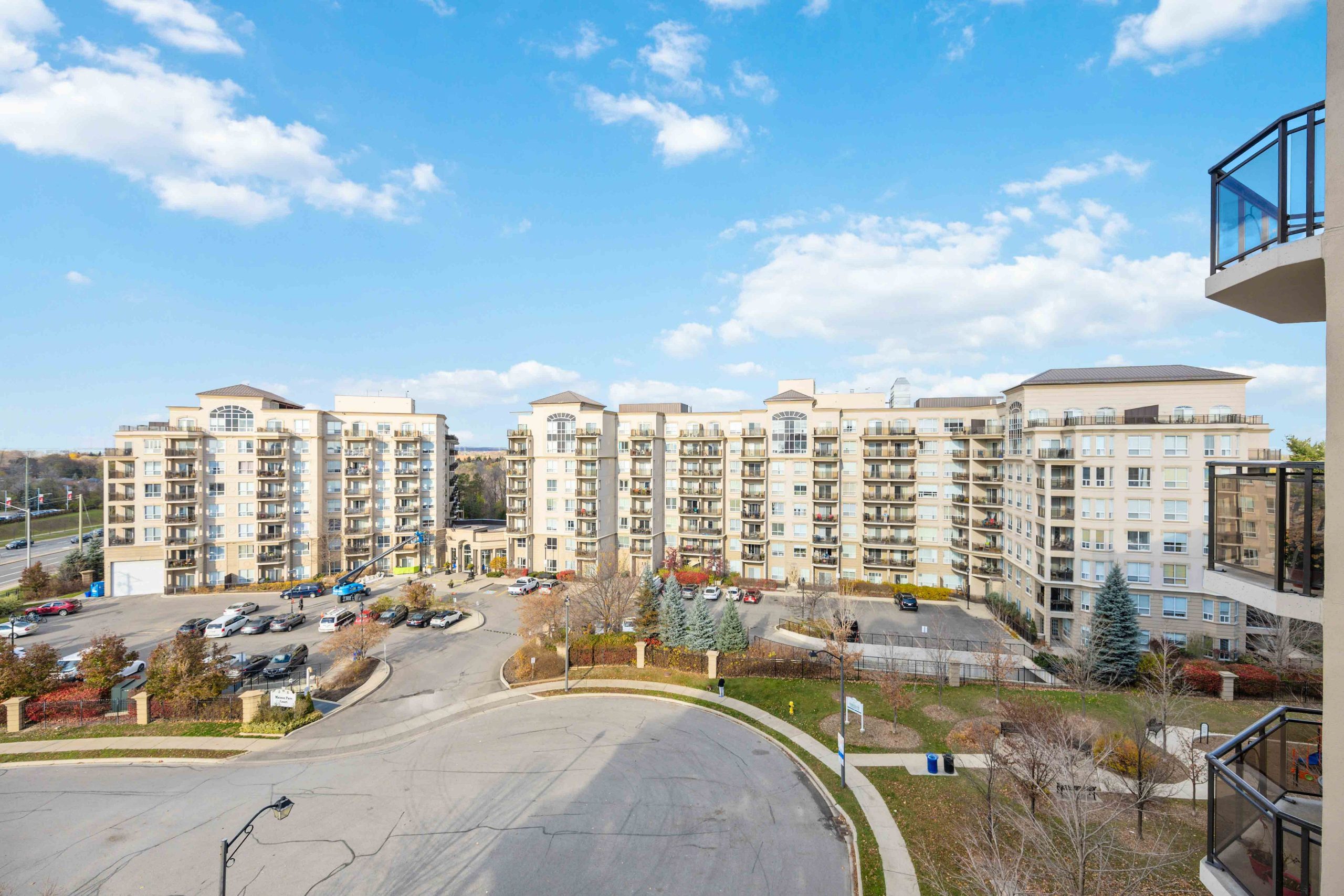 Chateau Park Condos - 1-8 Maison Parc